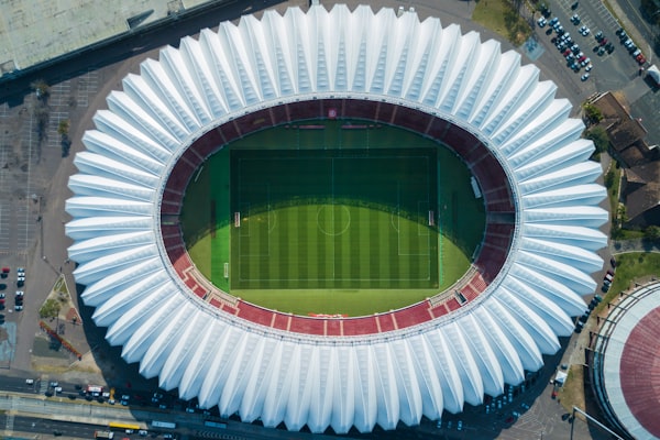 阿根廷国家足球队蓝白条纹球衣队员梅西带球突破的精彩镜头