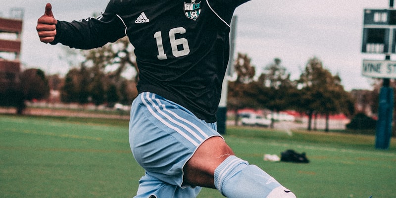 专业足球分析师正在撰写比赛报告的工作场景