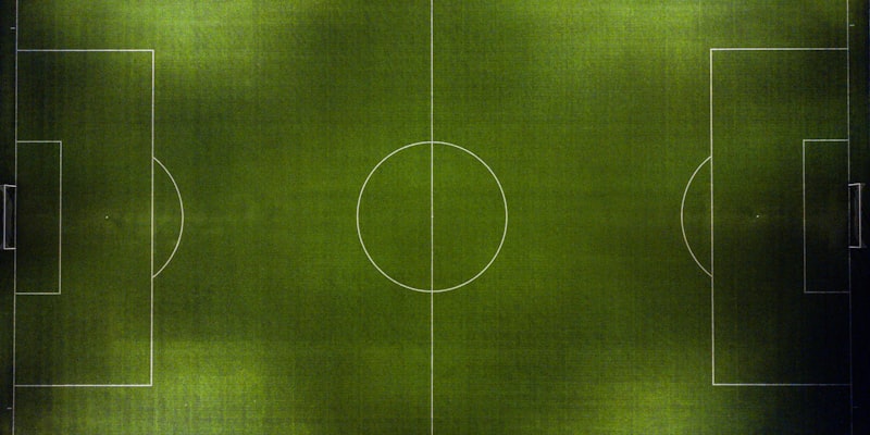 多屏幕显示不同足球比赛实时数据流的信息中心