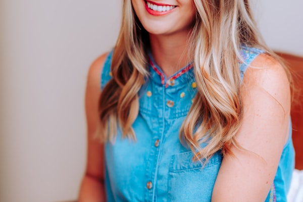 巴西国家足球队黄色球衣队员庆祝进球的经典瞬间